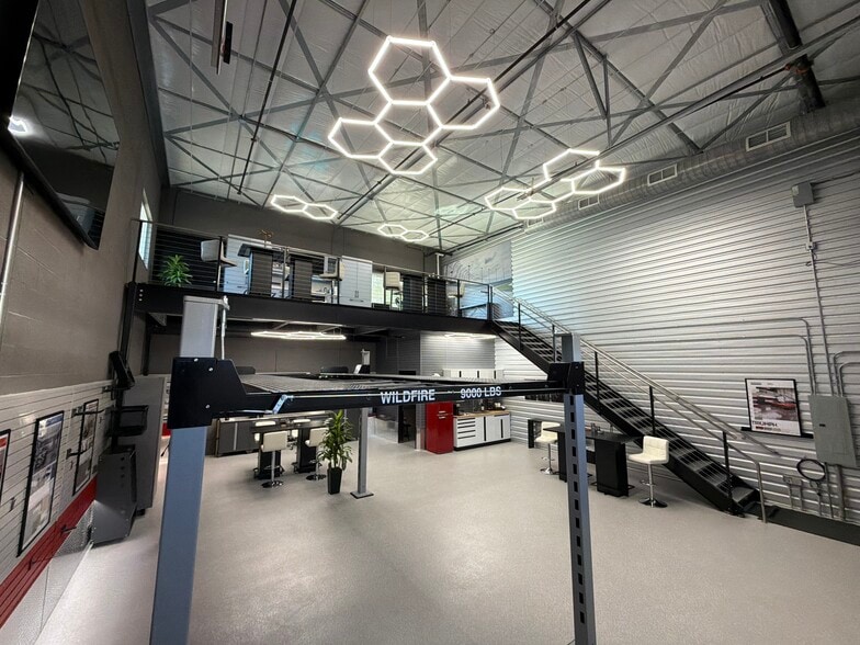 More Photos Of 105 Copper Ranch Rd, Belgrade Showroom For Lease