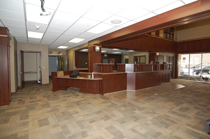 More Photos Of 102 E Main St, Washington Office For Sale