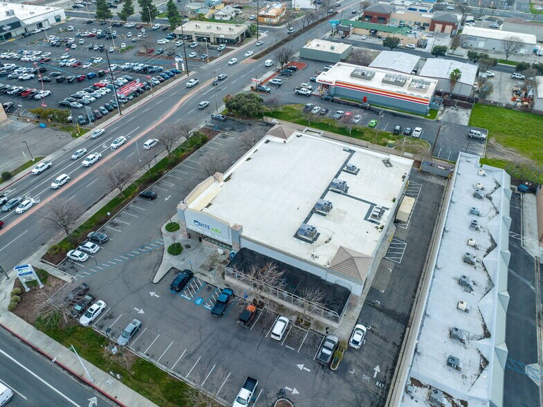More Photos Of 707 W Lacey Blvd, Hanford General Retail For Sale