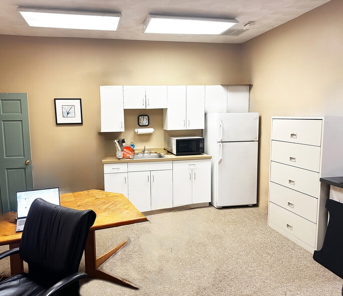 More Photos Of 2 Old Nashua Rd, Londonderry Freestanding For Sale