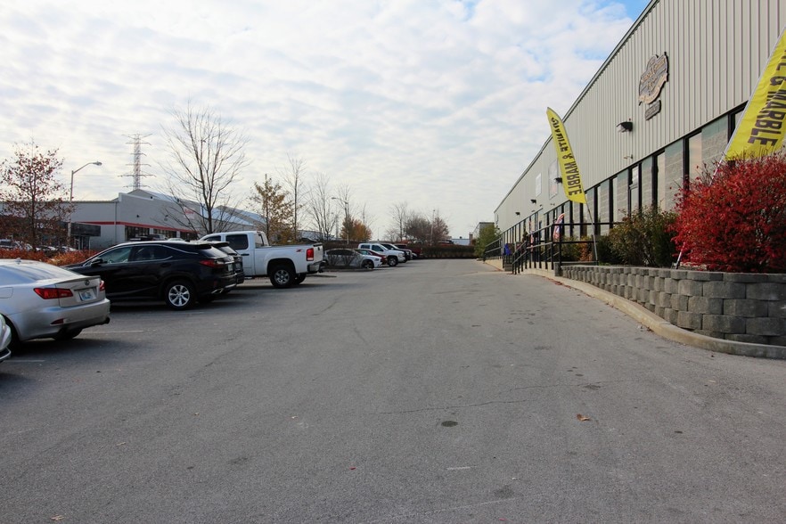 More Photos Of 1051 Floyd Dr, Lexington Flex For Lease