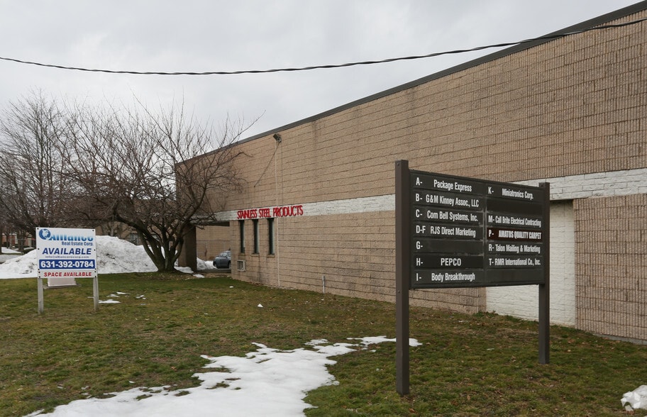 More Photos Of 561 Acorn St, Deer Park Warehouse For Lease