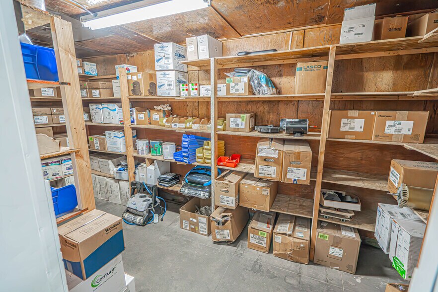 More Photos Of 24316 Main St, Newhall Freestanding For Sale