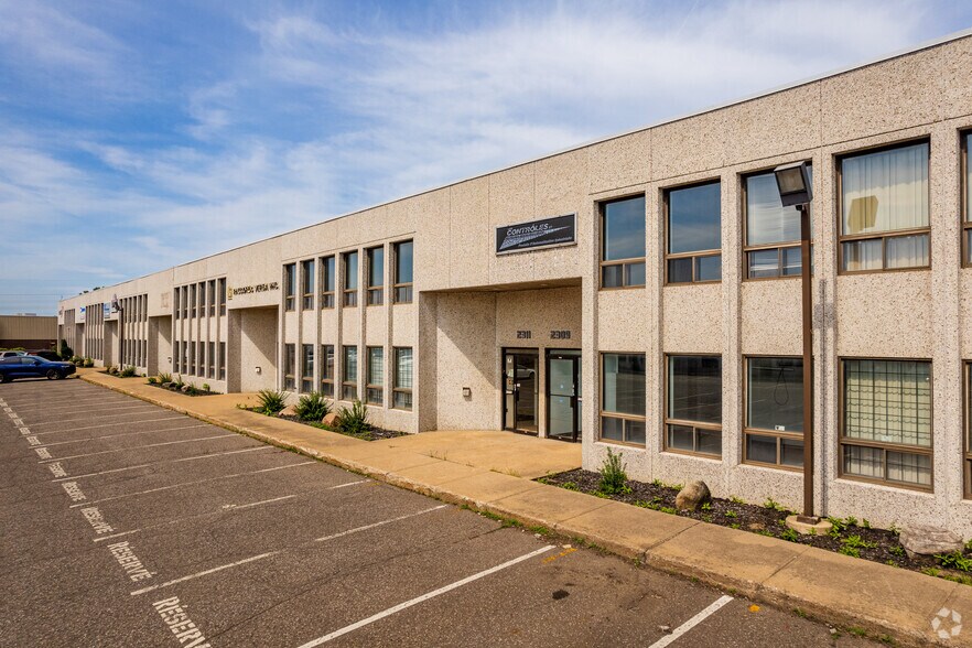 More Photos Of 2305-2329 Rue Guénette, Saint-Laurent Distribution For Sale