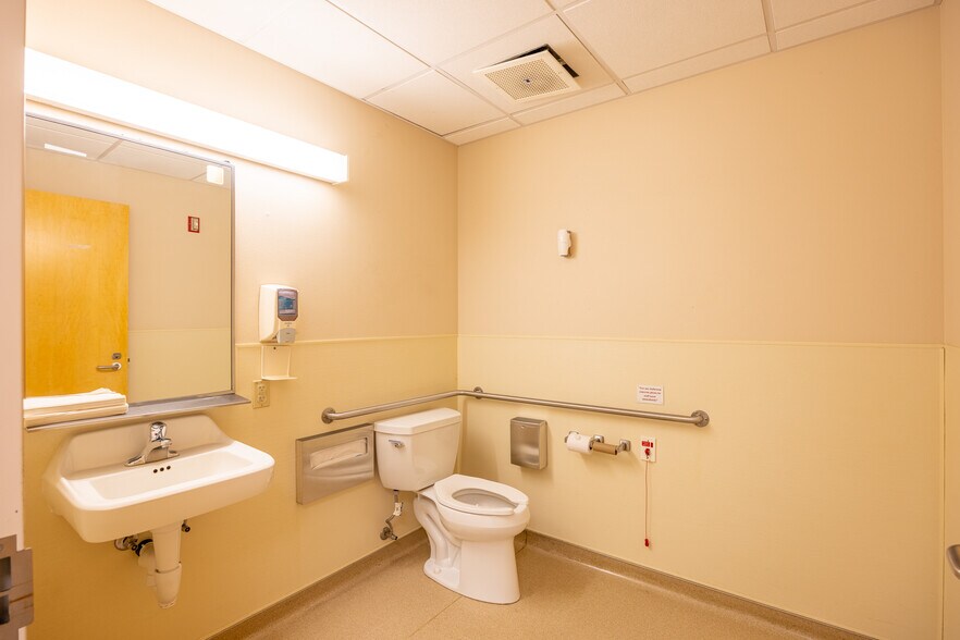 More Photos Of 811 Georgiana St, Port Angeles Medical For Sale