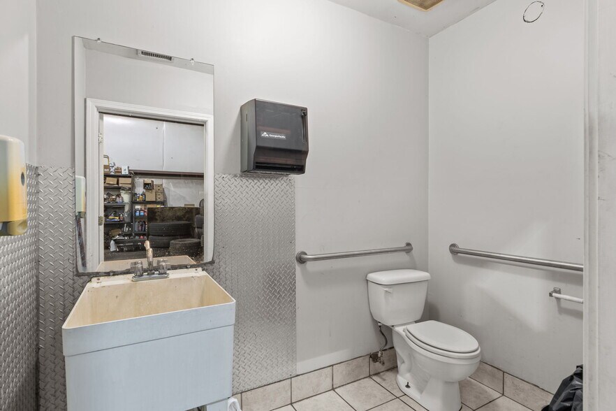 More Photos Of 7011 Beaver Dam Rd, Levittown Industrial For Sale