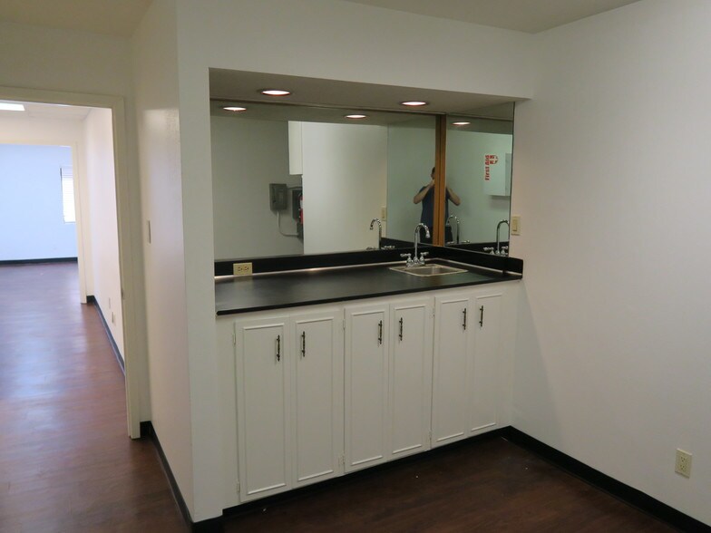 More Photos Of 5610-5613 Southwest Fwy, Houston Flex For Lease