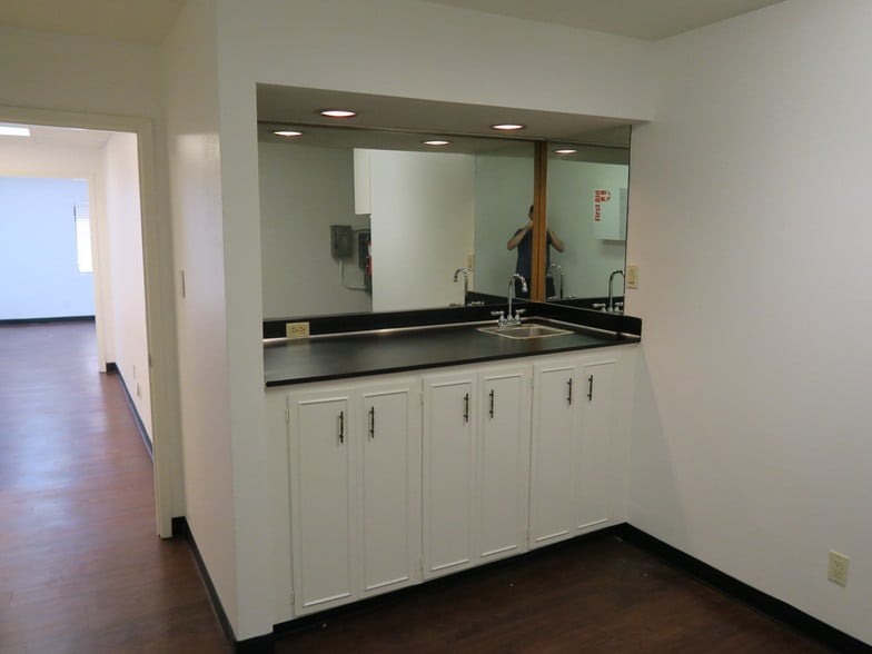 More Photos Of 5610-5613 Southwest Fwy, Houston Mixed Retail For Lease