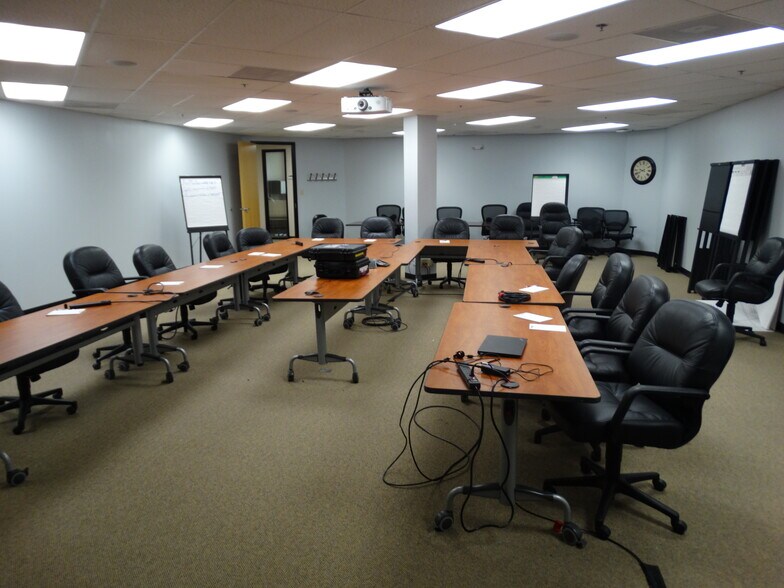 More Photos Of 950-970 Bolger Ct, Fenton Service For Lease