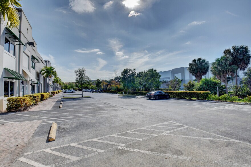 More Photos Of 1510-1556 SW 13th Ct, Pompano Beach Showroom For Sale