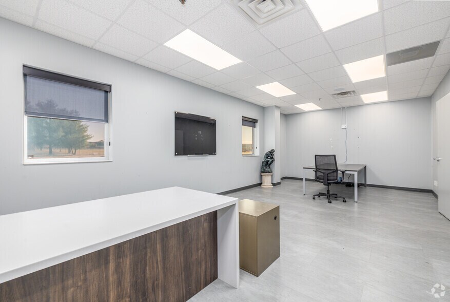 More Photos Of 200 Enterprise Dr, Pekin Light Distribution For Lease