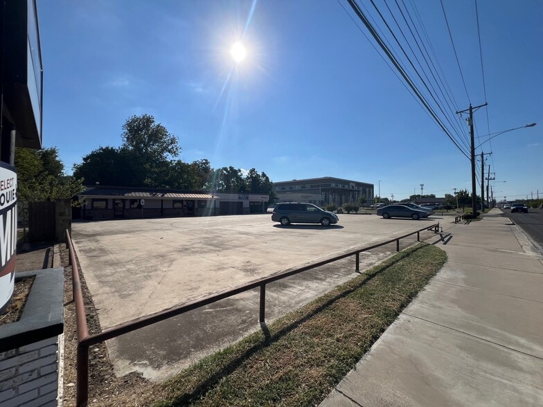 More Photos Of 1800 E Rancier Ave, Killeen Auto Dealership For Sale