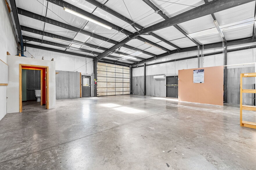 More Photos Of 1761 Jardco Dr, Clarksville Warehouse For Lease