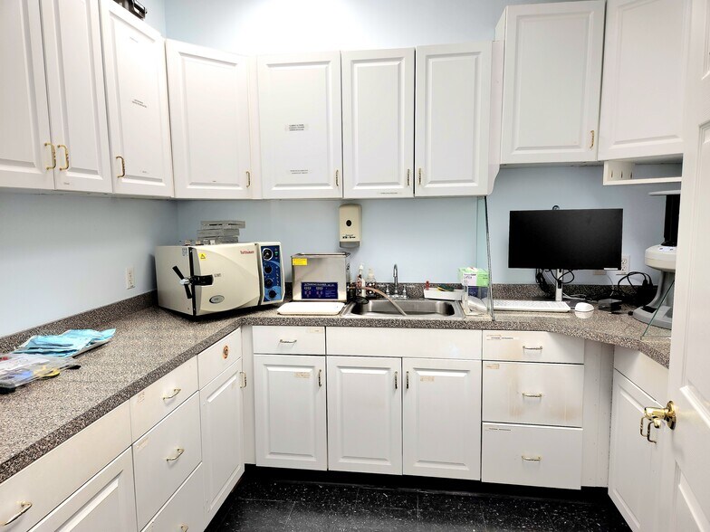 More Photos Of 681 Goodlette Rd N, Naples Medical For Lease