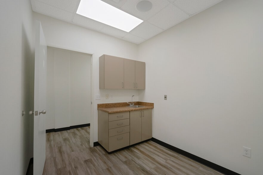 More Photos Of 1510 W Horizon Ridge Pky, Henderson Storefront Retail Office For Sale