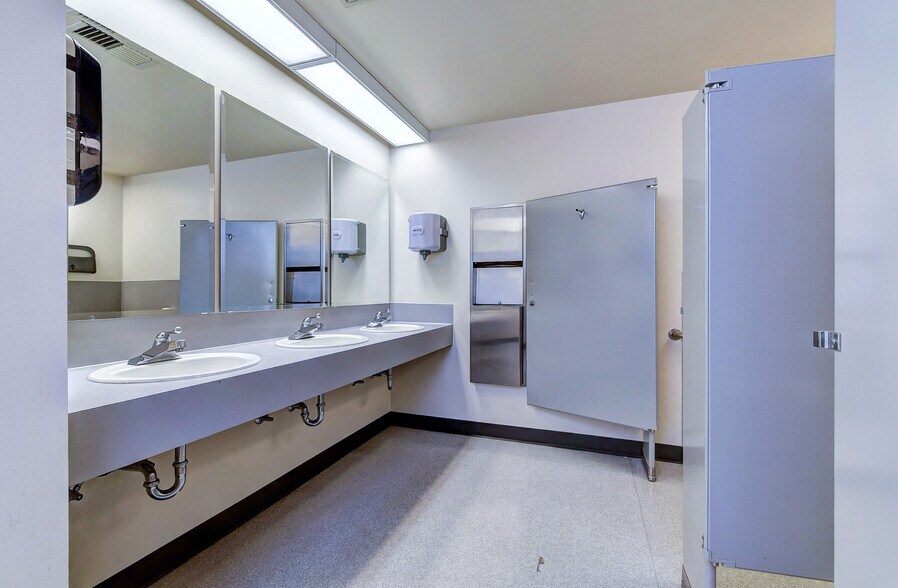 More Photos Of 3101 111th St SW, Everett Manufacturing For Lease