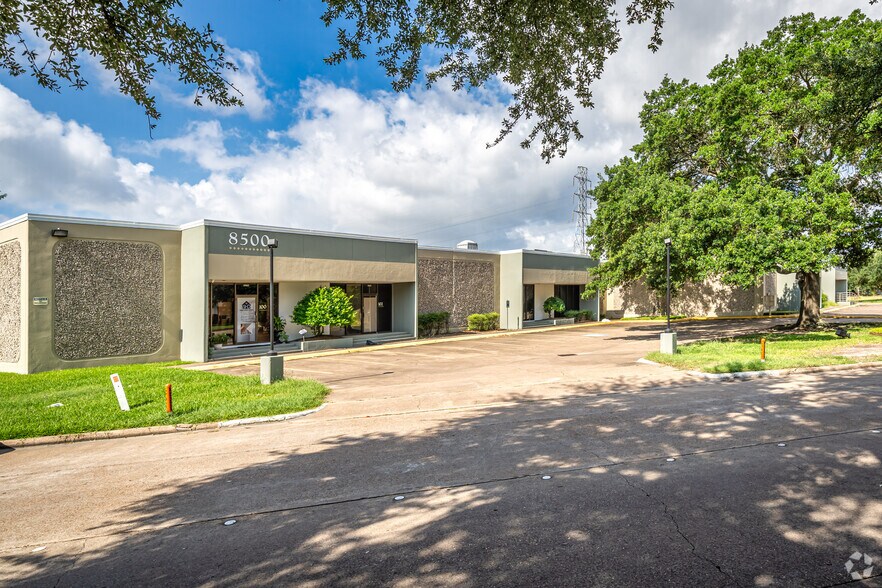 More Photos Of 9000 Southwest Fwy, Houston Unknown For Lease