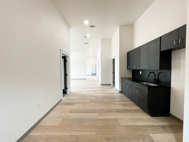 More Photos Of 6905 Alcove Ave, Lubbock Office For Lease