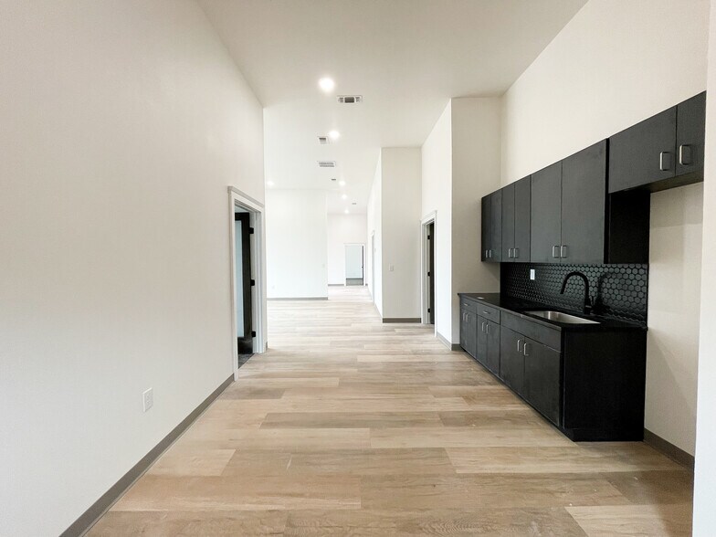 More Photos Of 6905 Alcove Ave, Lubbock Office For Sale