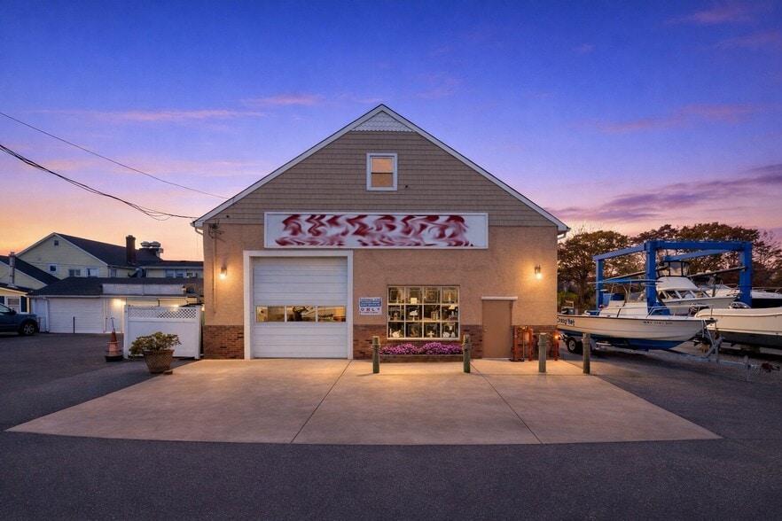 More Photos Of 24 Cottage Ave, Bay Shore Marina For Sale