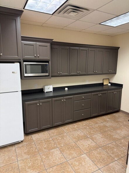 More Photos Of 960 W Lincoln Rd, Lake Charles Warehouse For Sale
