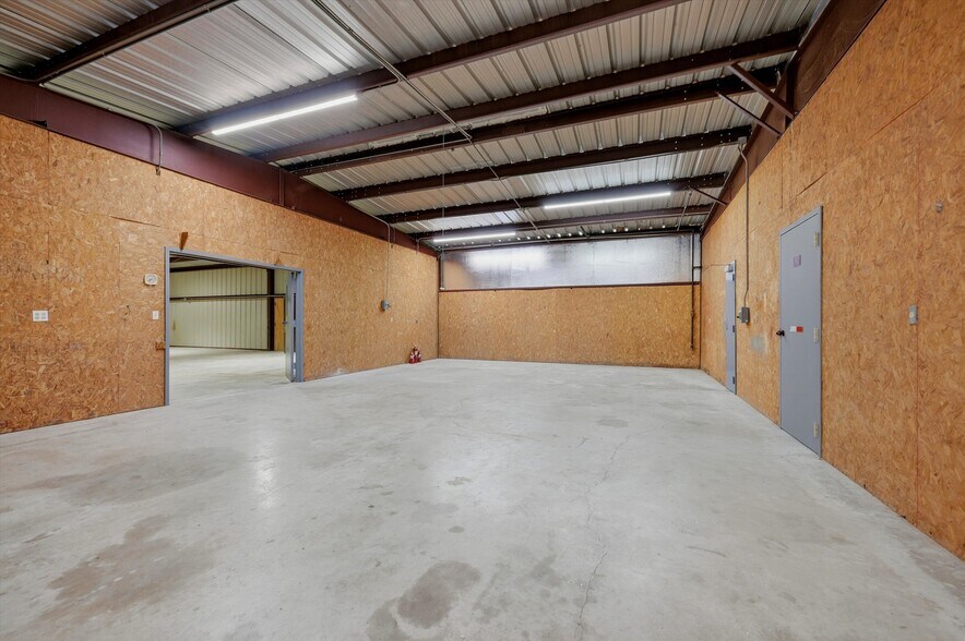 More Photos Of 224 E Cottage St, Sherman Warehouse For Sale