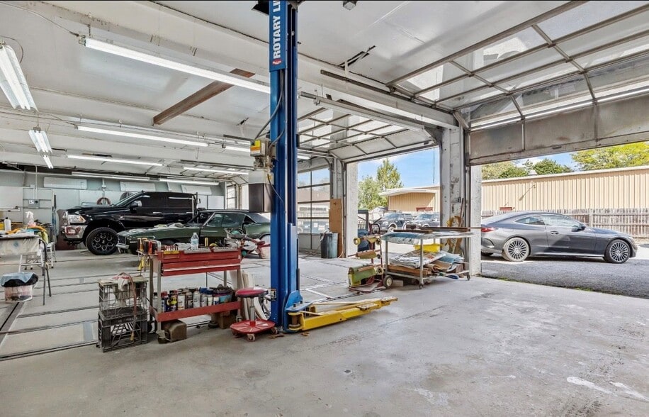 More Photos Of 2271 E Farragut Ave, Bristol Auto Repair For Sale