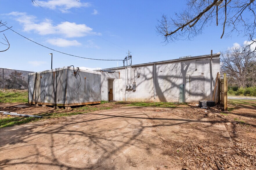 More Photos Of 2575 Flat Shoals Rd, Decatur Freestanding For Sale