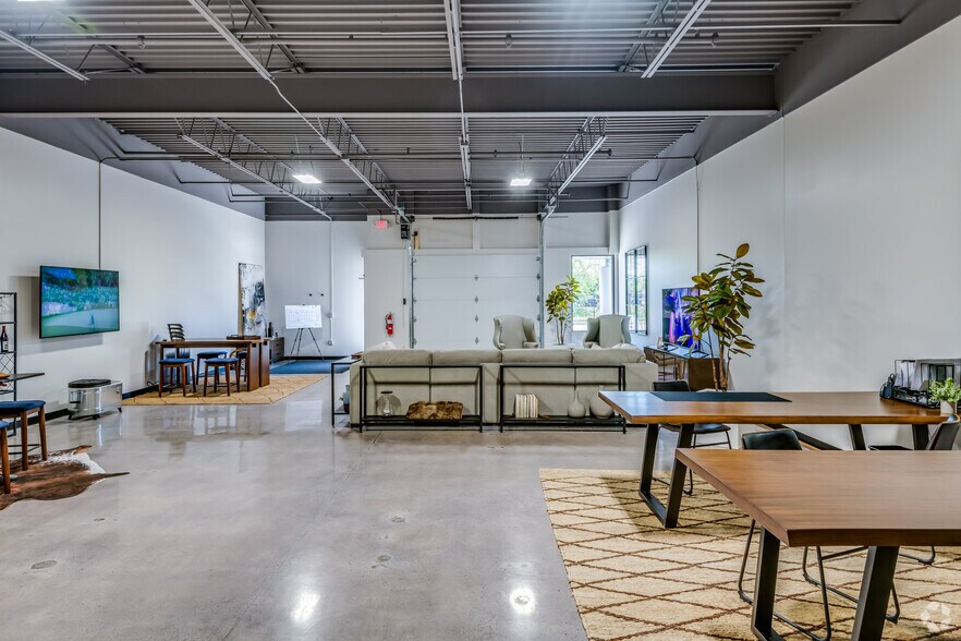 More Photos Of 8949 N Deerbrook Trl, Brown Deer Flex For Lease