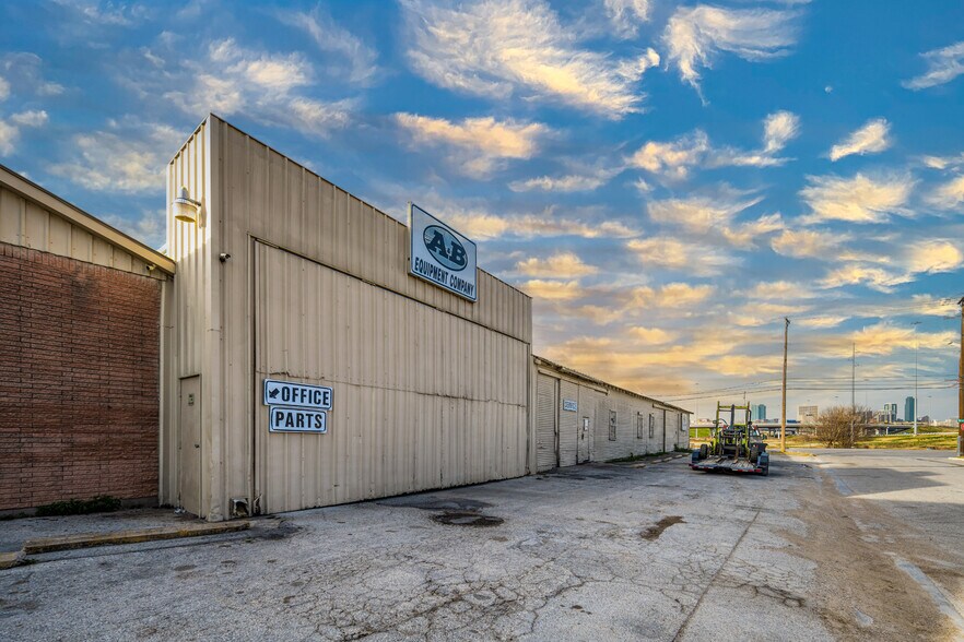 More Photos Of 1808 Bomar Ave, Fort Worth General Retail For Sale