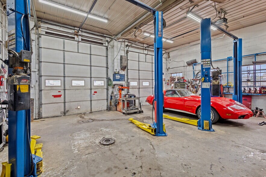 More Photos Of 1001-1003 Calumet Ave, Valparaiso Auto Repair For Sale