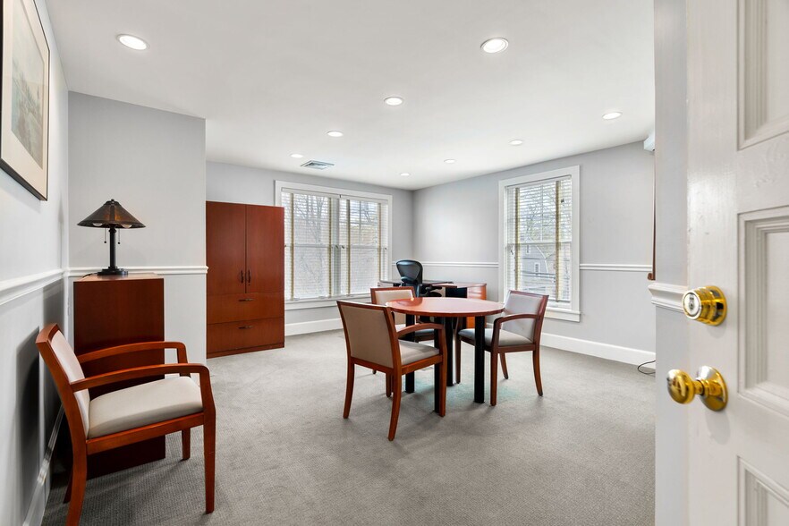 More Photos Of 52A Waltham St, Lexington Office For Lease