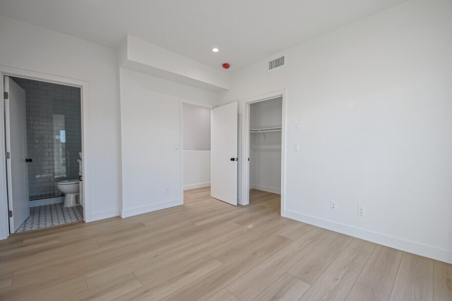 More Photos Of 2404 S Cochran Ave, Los Angeles Apartments For Sale