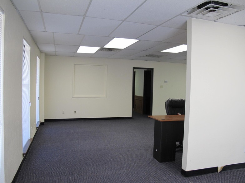 More Photos Of 1615 Dorchester Dr, Plano Office For Lease