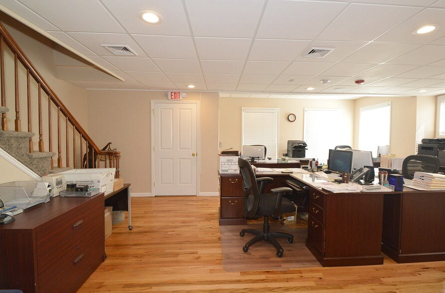 More Photos Of 590 Sunrise Hwy, Baldwin Freestanding For Lease