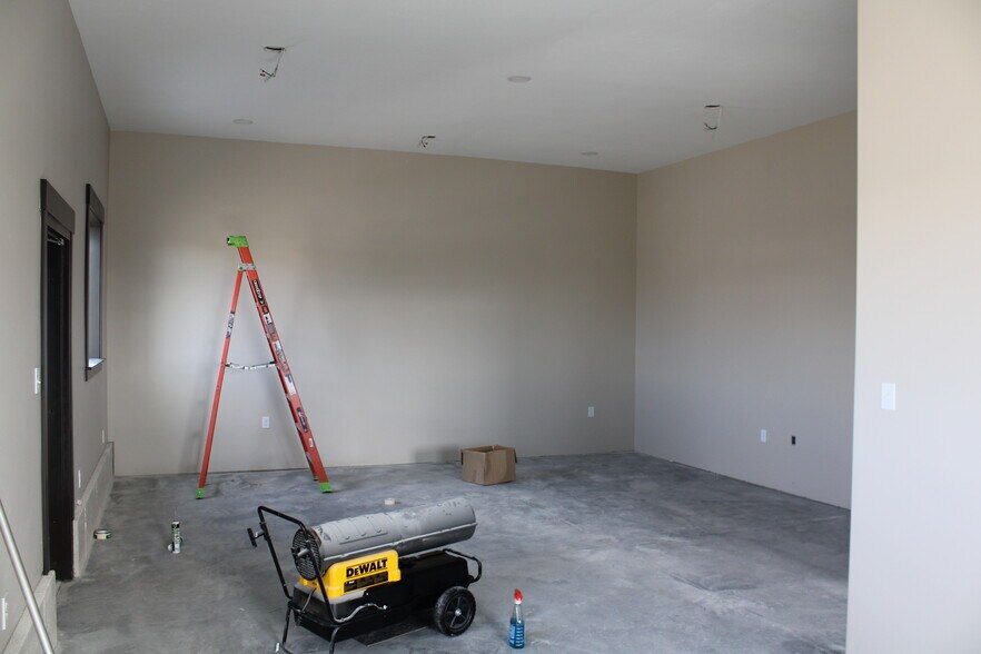 More Photos Of 61 W 465 N, Blackfoot Light Manufacturing For Lease