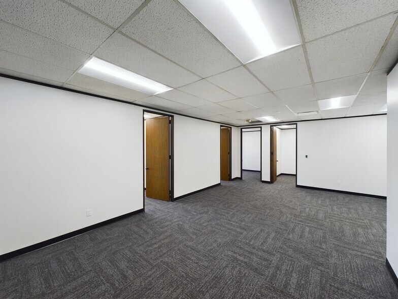 More Photos Of 17440 N Dallas Pky, Dallas Office For Sale