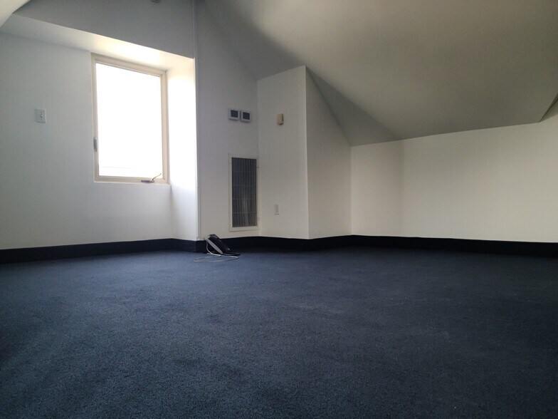 More Photos Of 221 Mineola Blvd, Mineola Office For Lease