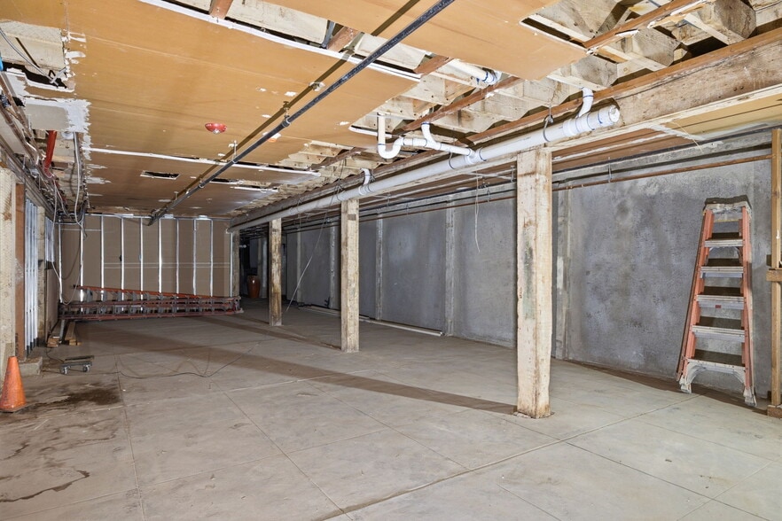 More Photos Of 1623-1633 19th St, Bakersfield Freestanding For Lease