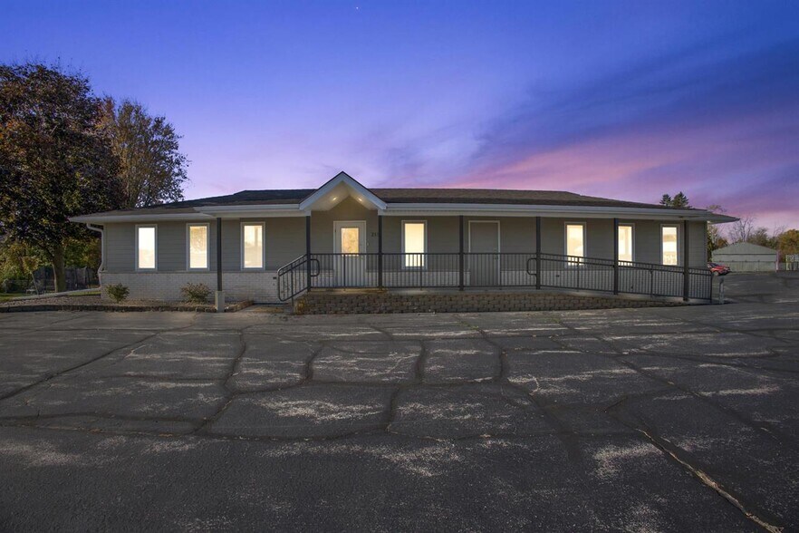 More Photos Of 2131 Calumet Dr, New Holstein Medical For Lease