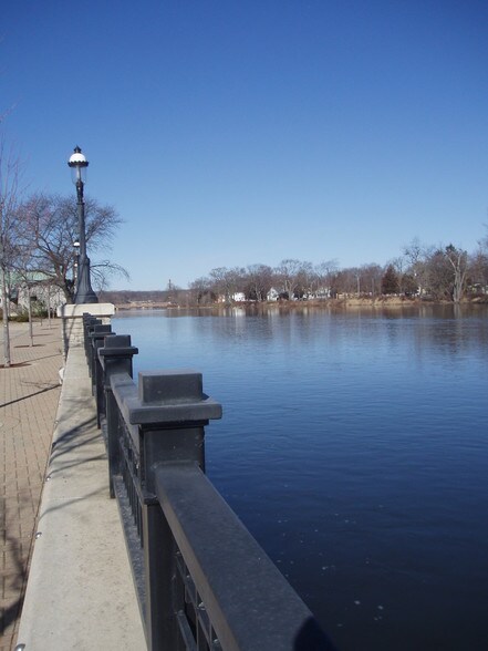 More Photos Of 101 S 1st St, West Dundee Loft Creative Space For Lease