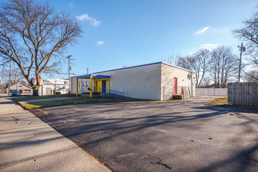 More Photos Of 3921 Olive St, Racine Office For Sale