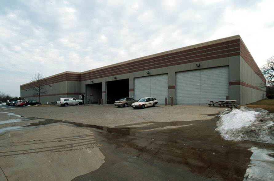 More Photos Of 550 Bond St, Lincolnshire Warehouse For Lease