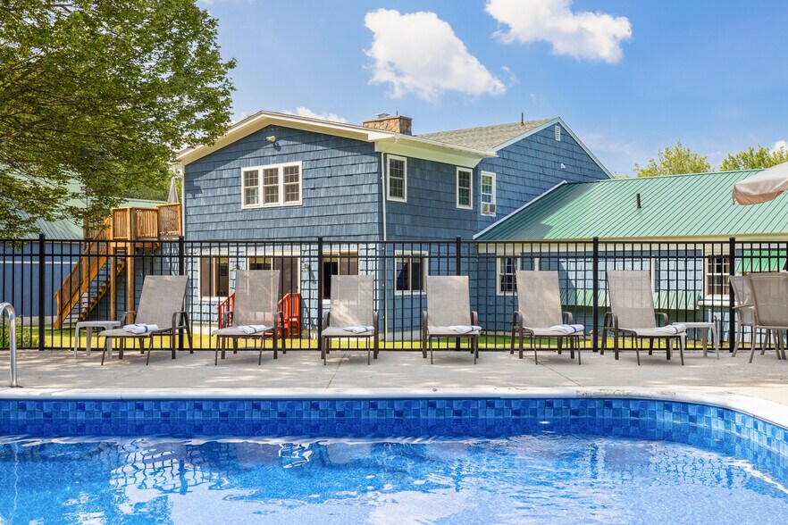 More Photos Of 344 Vt Route 100, West Dover Hotel For Sale