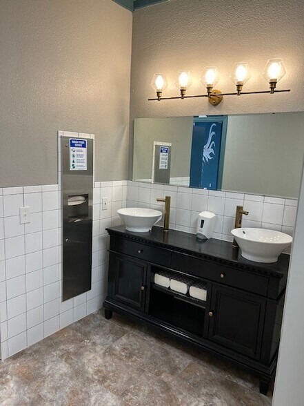 More Photos Of 31 NE 3rd St, Gresham Storefront For Sale