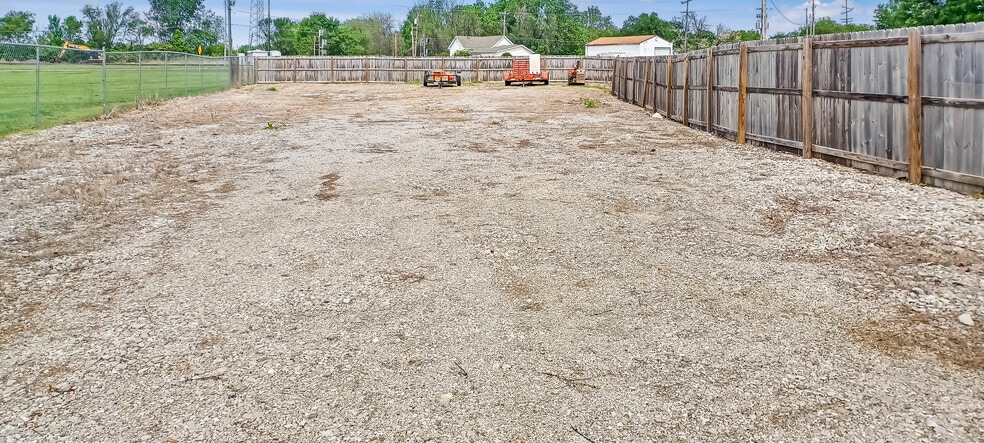More Photos Of 605 Railroad St, Dupo Warehouse For Lease