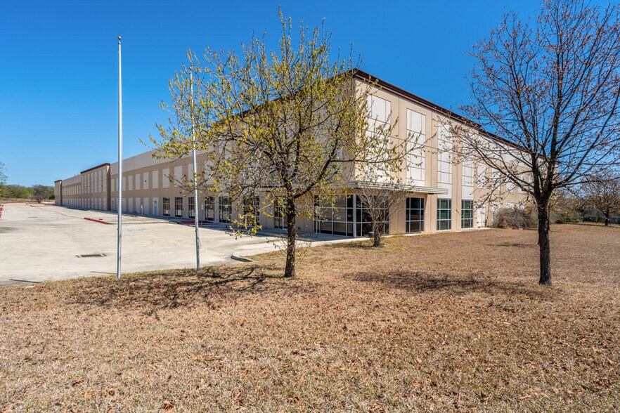 More Photos Of 1732 Universal City Blvd, Universal City Warehouse For Lease