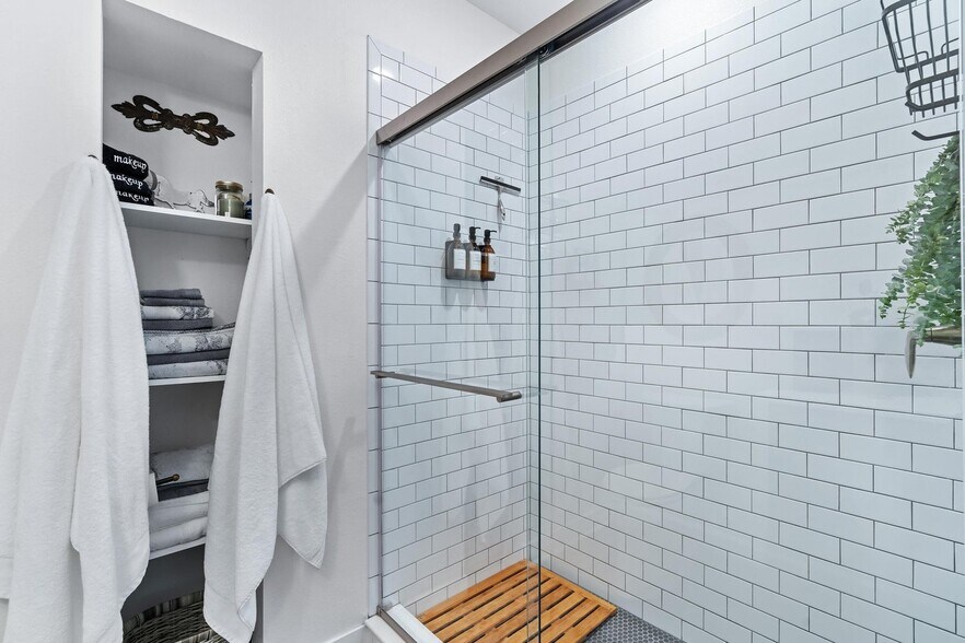 More Photos Of 518,520 S 6th St, Milwaukee Hospitality For Sale