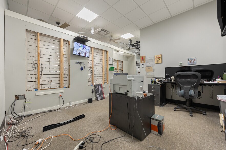 More Photos Of 3737-3757 Parkway Ln, Hilliard Showroom For Lease