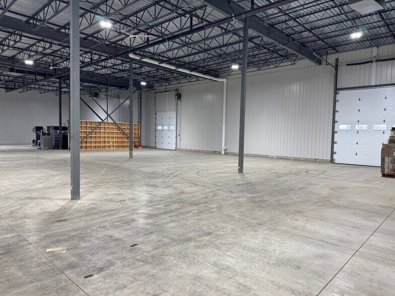 More Photos Of 171 Av Dalcourt, Louiseville Warehouse For Lease